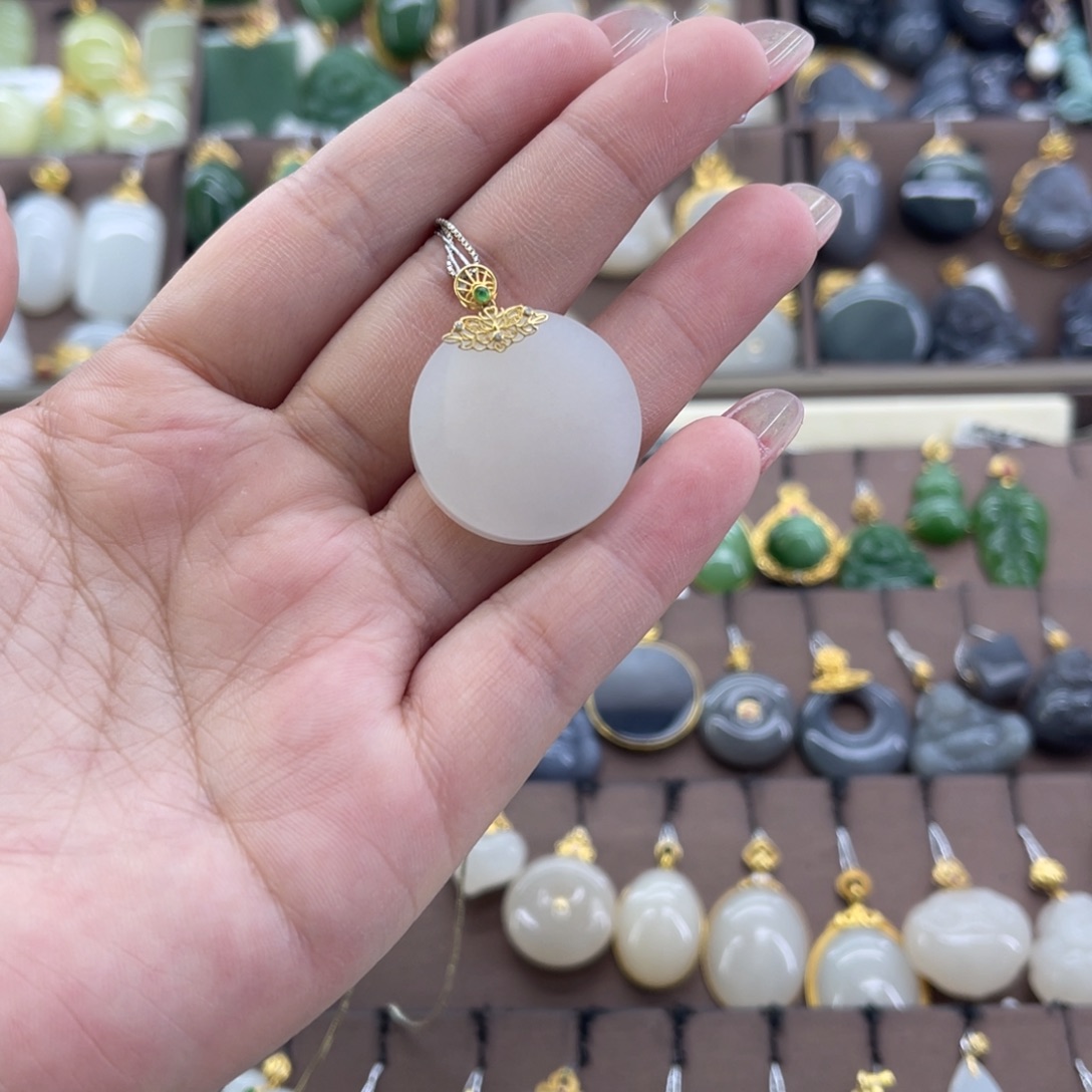 和田玉18K金镶嵌吊坠(赠链)