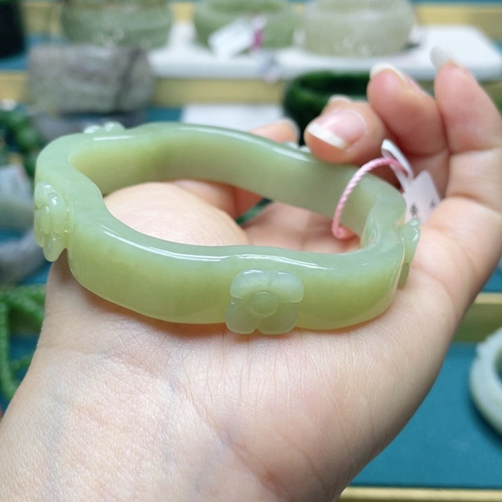 和田玉手镯59圈口。编号118未镶嵌