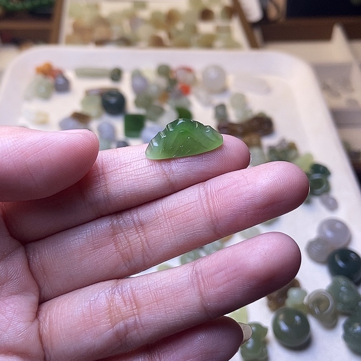 火***雪和田玉未镶嵌颈饰