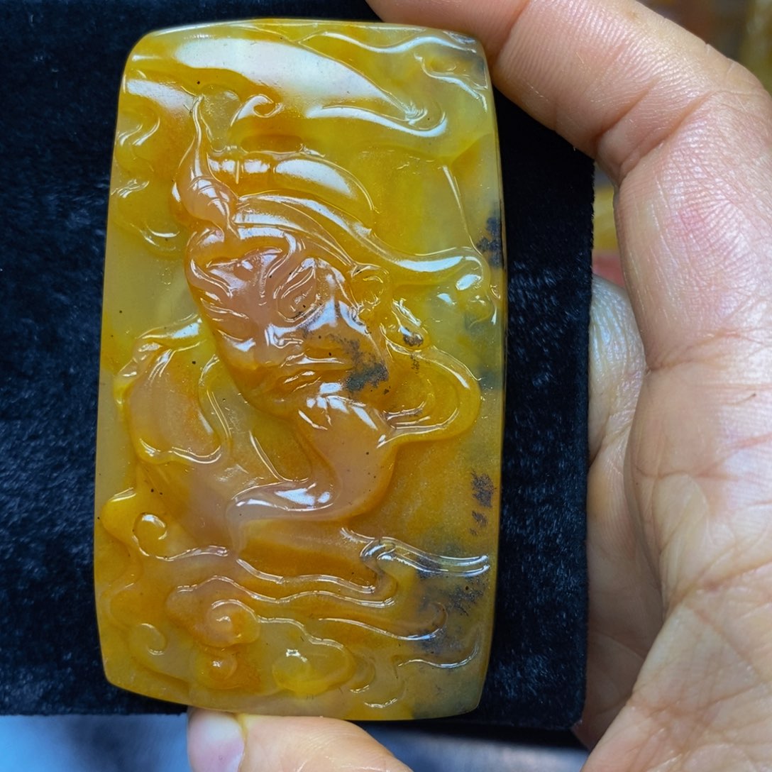 未镶嵌石英质玉（黄龙玉）颈饰