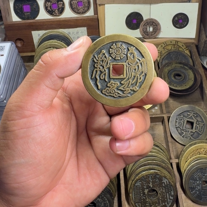 现代工艺品老铜真币翻沙铸造。
