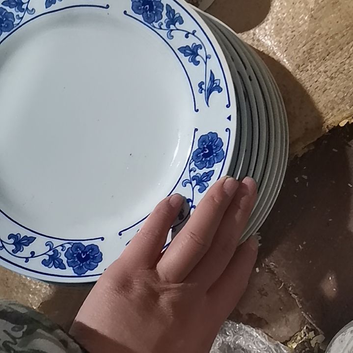 摆件，烧制问题都是正常的10号有划痕，翡翠瓷，到手8个。直径22.5