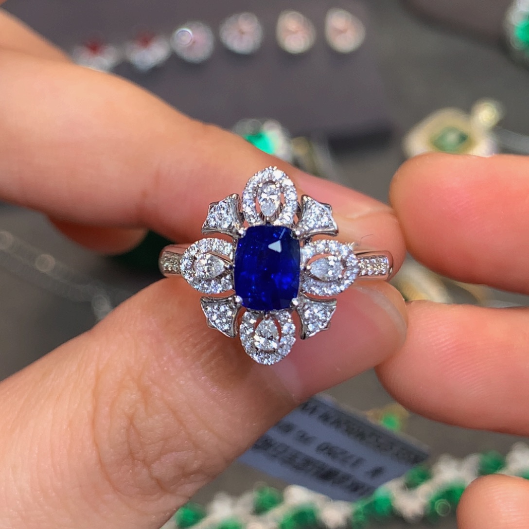 蓝宝石戒指18K金镶嵌