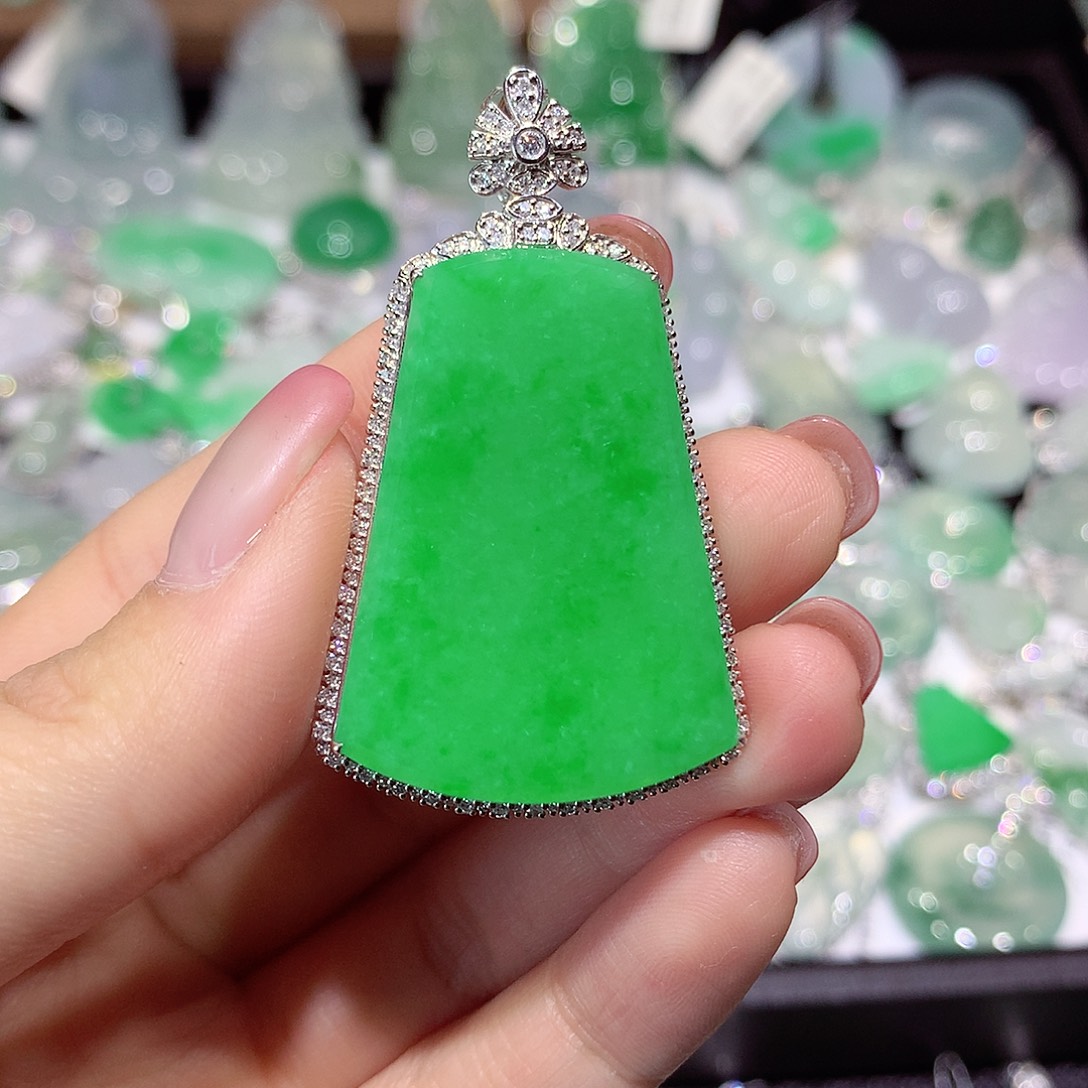 翡翠18K金镶嵌颈饰牌