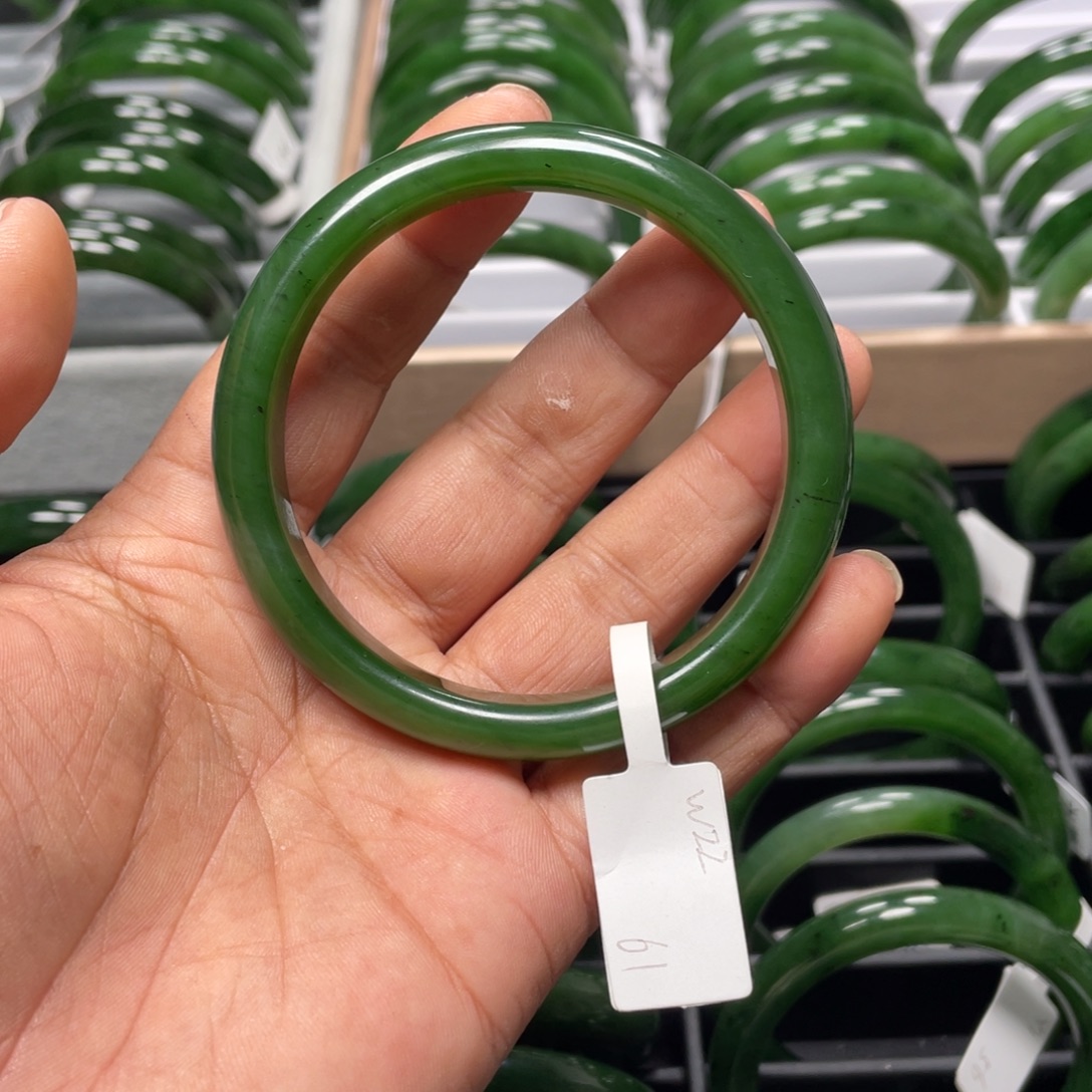 女***角和田玉（碧玉）未镶嵌手镯