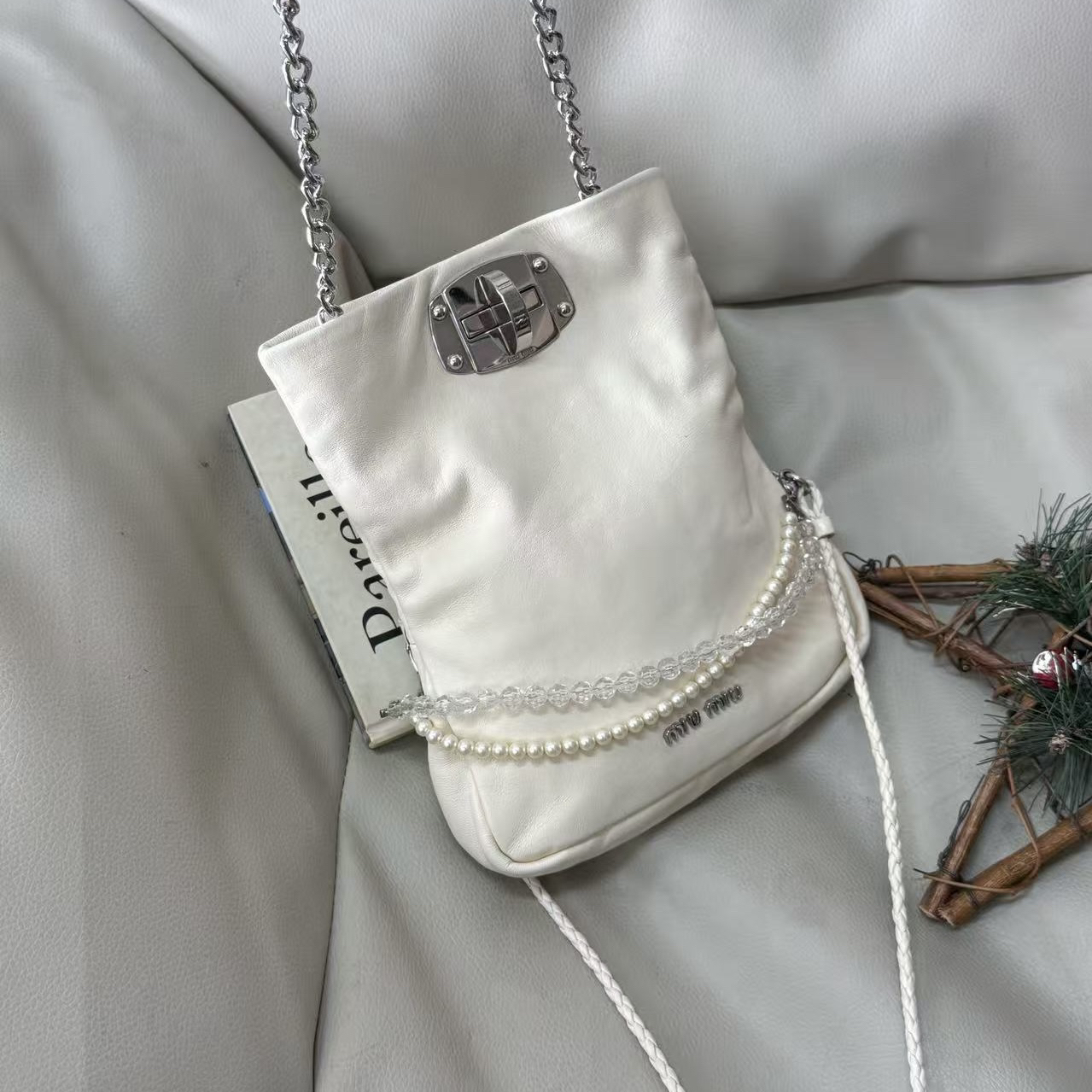 95新 MIU MIU/缪缪 白色小号垃圾袋斜挎包底长18123667时尚百搭