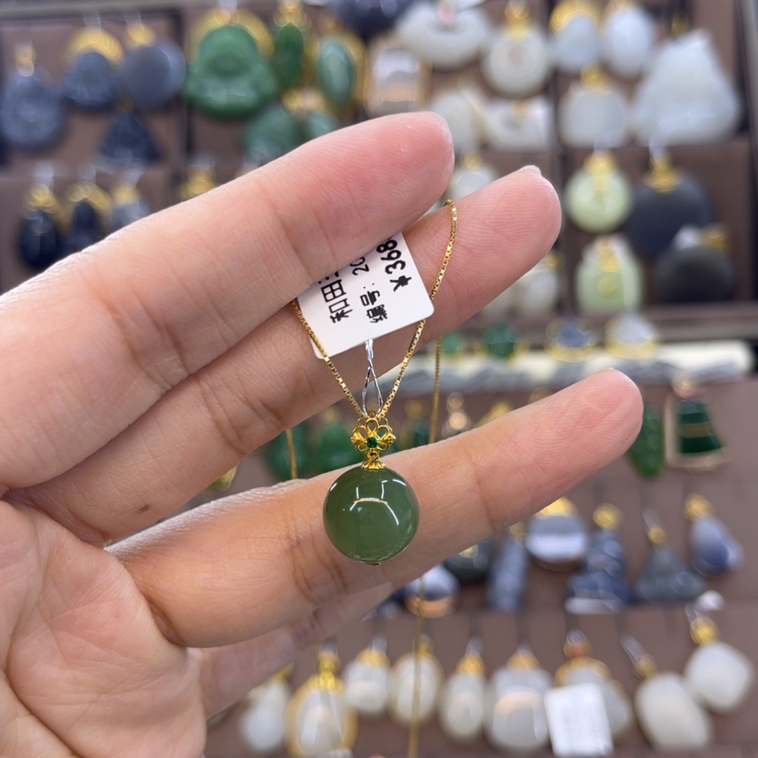 和田玉18K金镶嵌吊坠