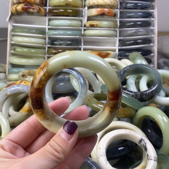 蛇纹石玉手镯未镶嵌