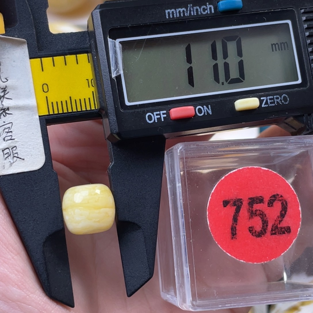 蜜蜡未镶嵌珠宝奇石