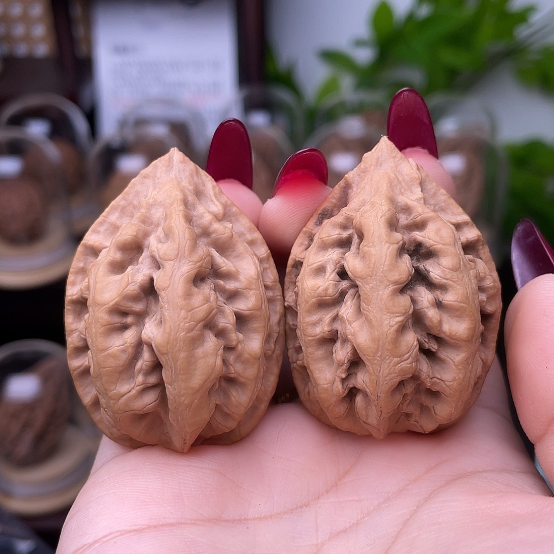 郭***子文玩核桃吊坠粗筋火焰龙