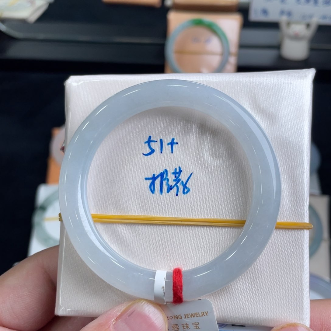 翡翠手镯未镶嵌翡翠手镯