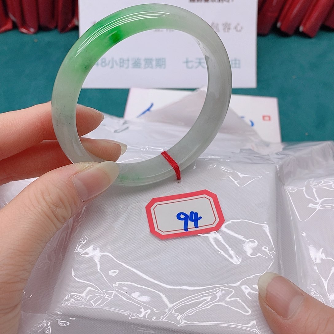 翡翠手镯未镶嵌依**多9444444444
