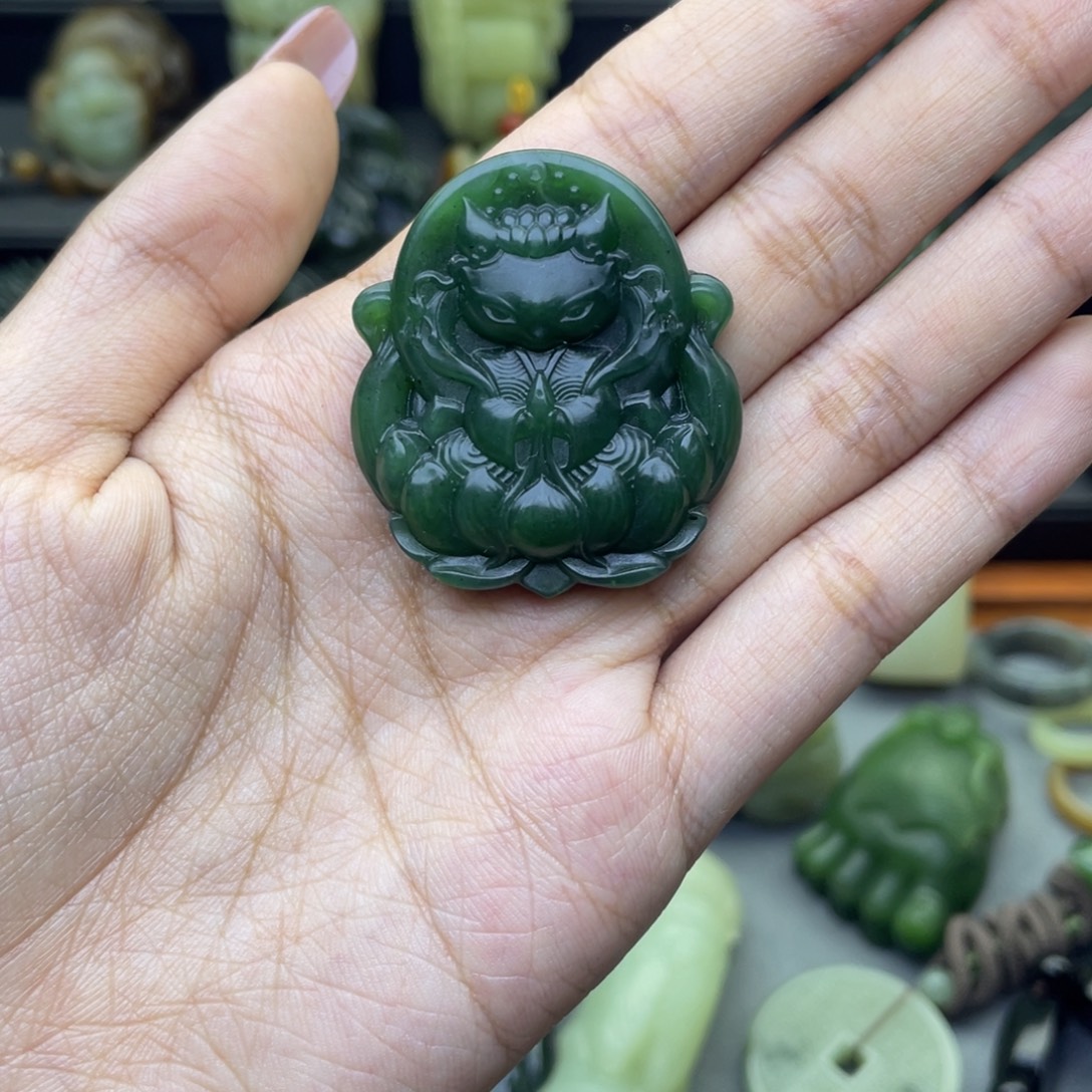 阳***露和田玉未镶嵌颈饰