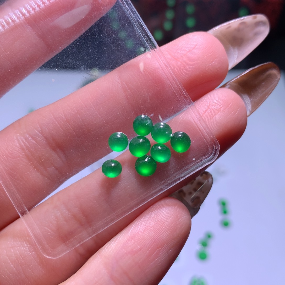 翡翠颈饰未镶嵌绿蛋