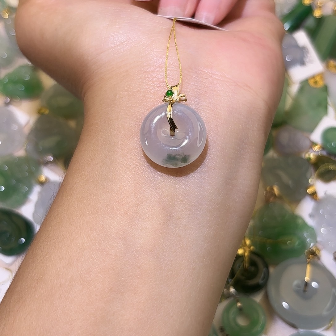 翡翠18K金镶嵌颈饰平安扣