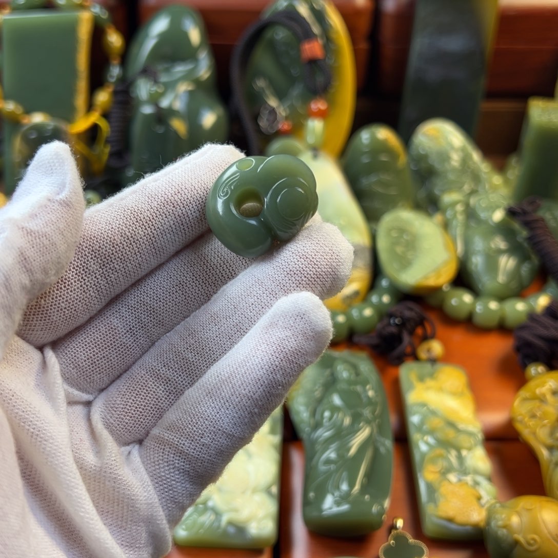 岫岩老玉（透闪石质玉）颈饰未镶嵌停*