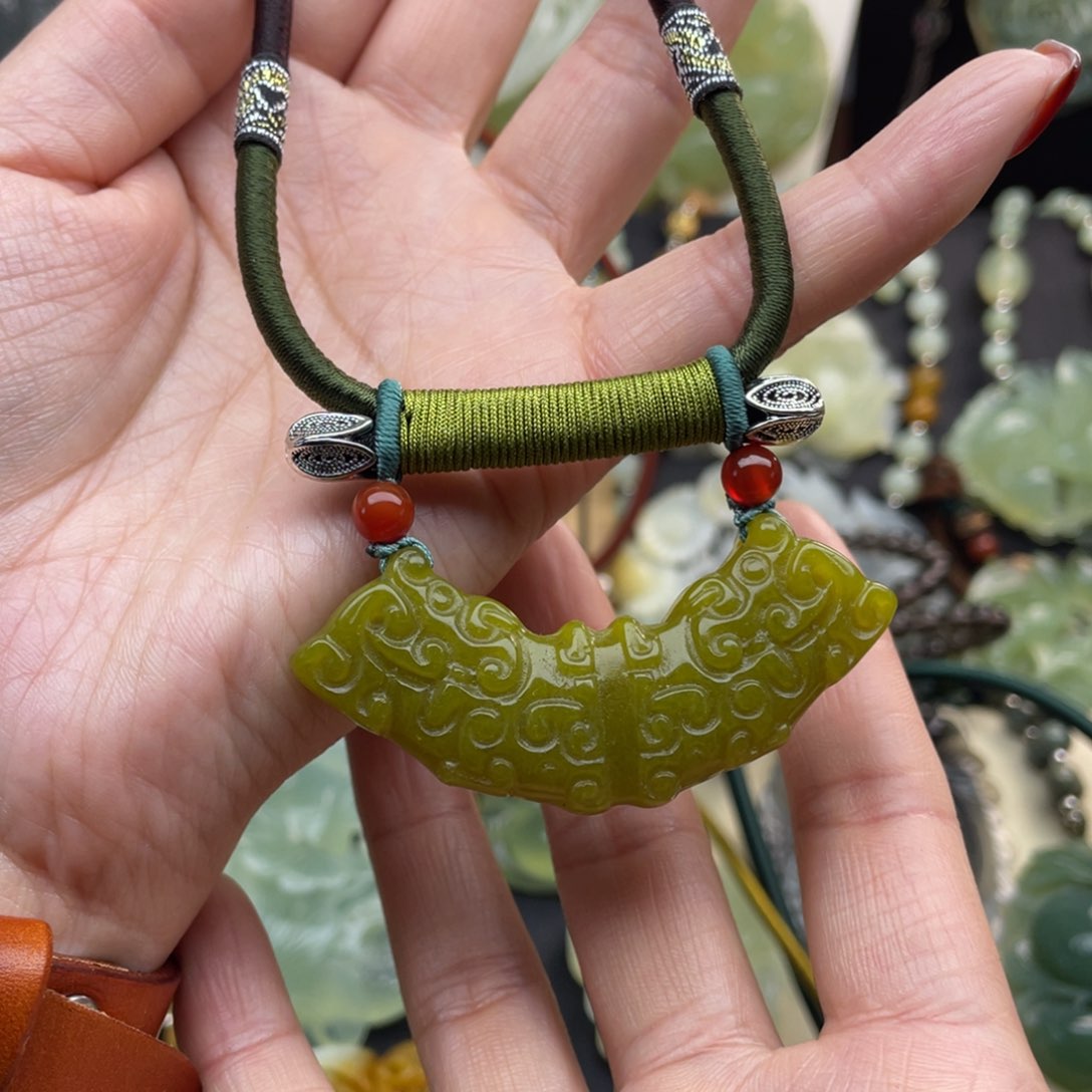 蛇纹石玉颈饰未镶嵌