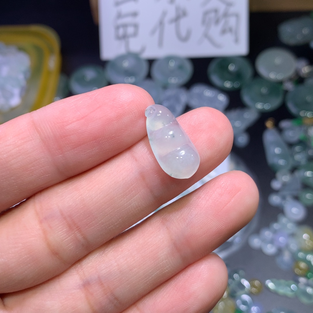 翡翠未镶嵌颈饰豆子