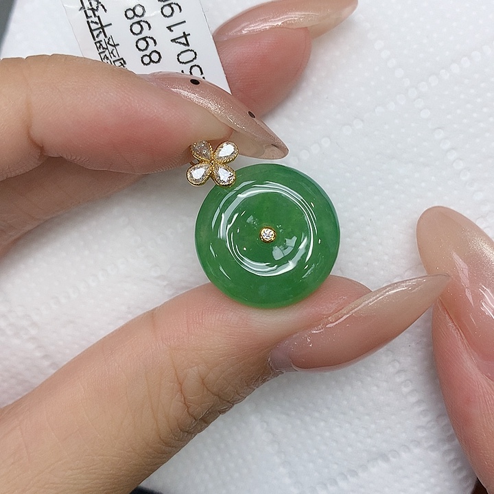 颈饰18K金镶嵌翡翠