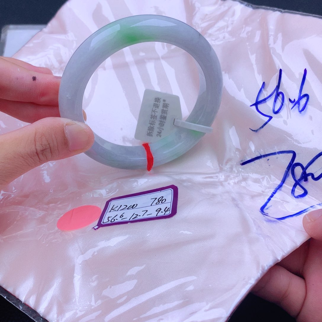 翡翠手镯未镶嵌我