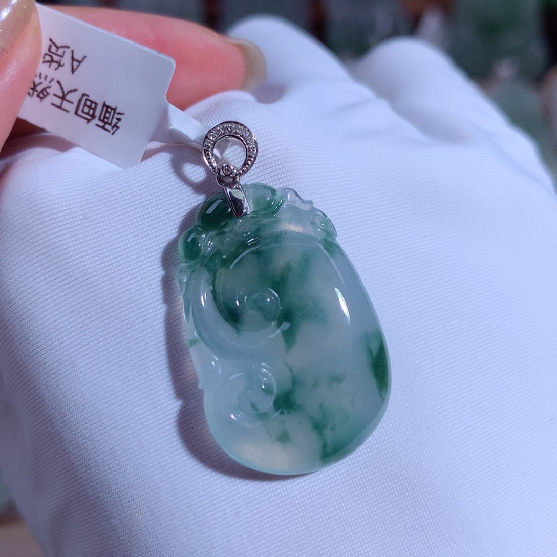 翡翠颈饰18K金镶嵌如意