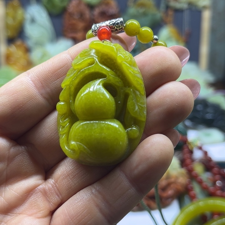 蛇纹石玉未镶嵌颈饰