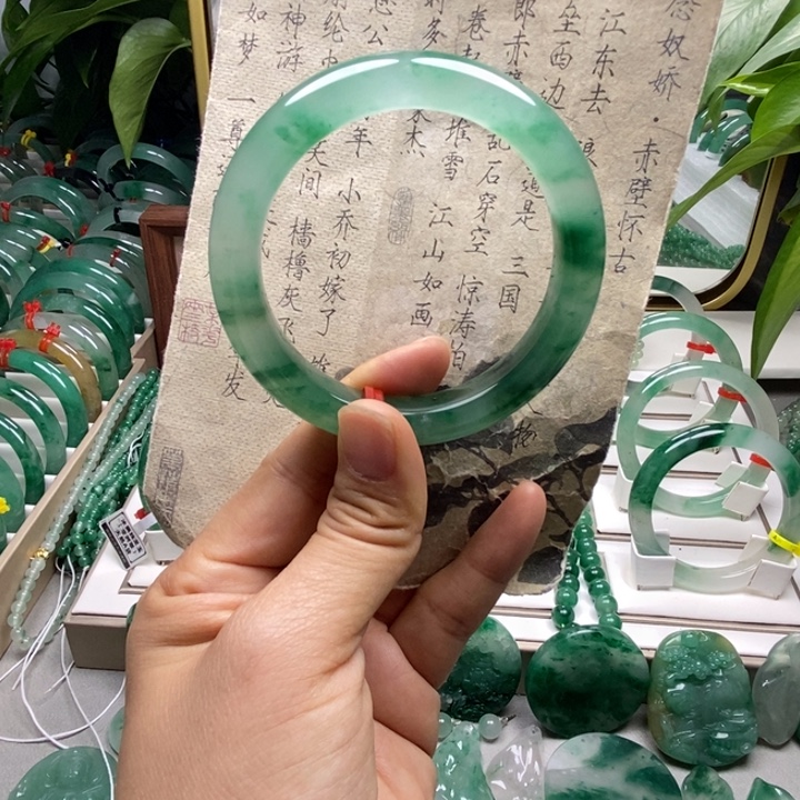 盛***花石英质玉未镶嵌手镯