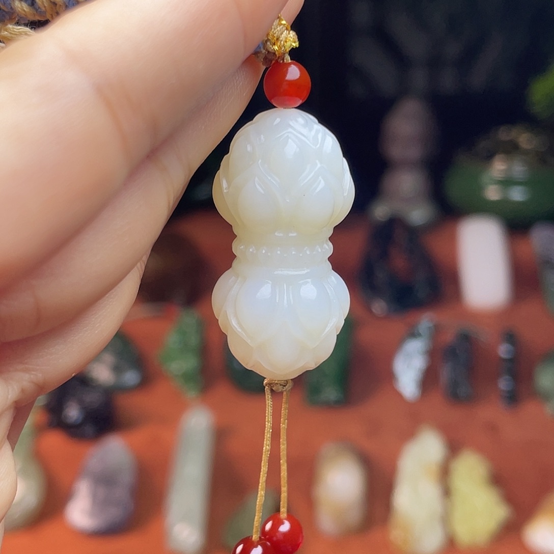 和田玉未镶嵌颈饰俄白暖白油膏并蒂莲