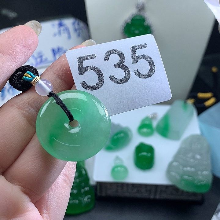 翡翠未镶嵌吊坠(赠链)