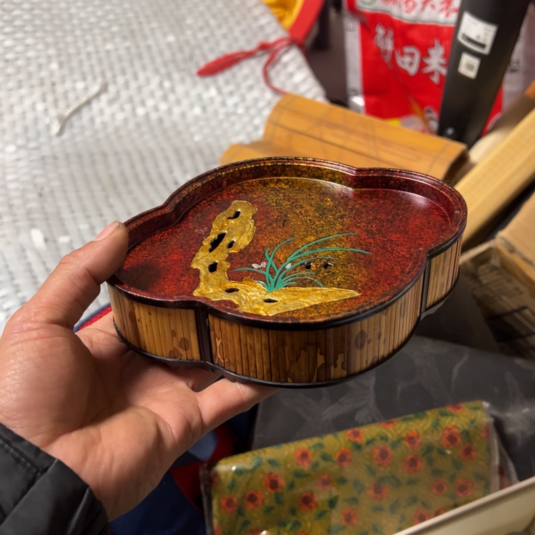 大漆海棠壶承。     