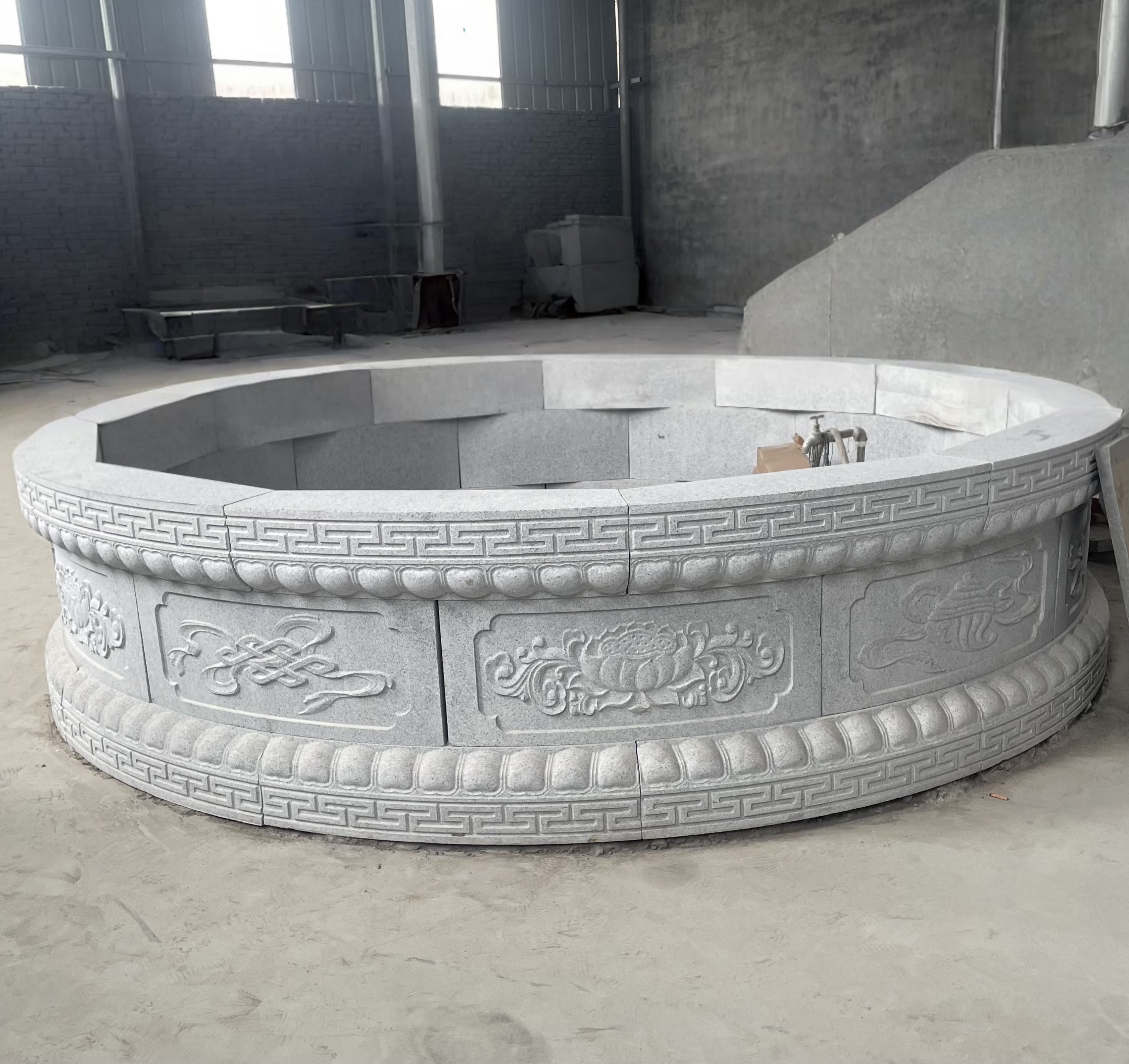 农村围石圆形花岗岩雕刻