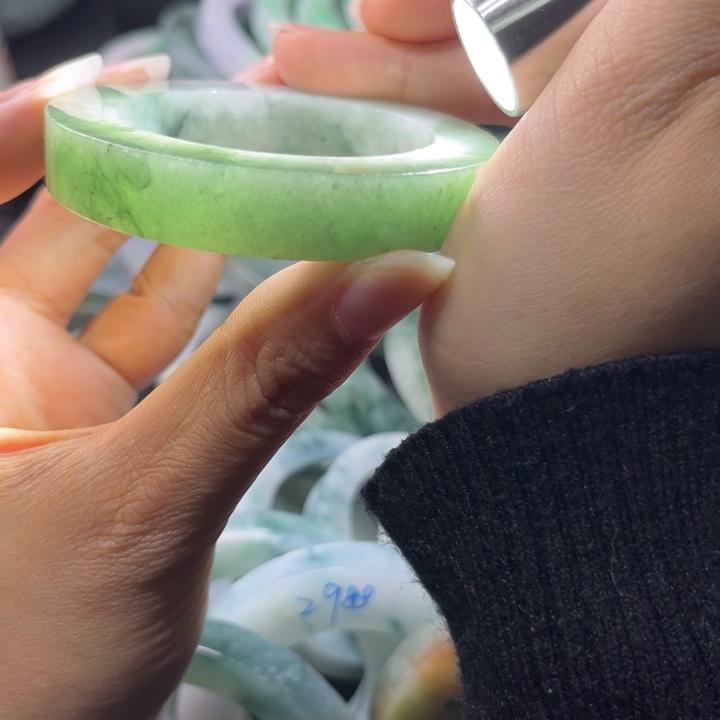 定制翡翠未镶嵌手镯