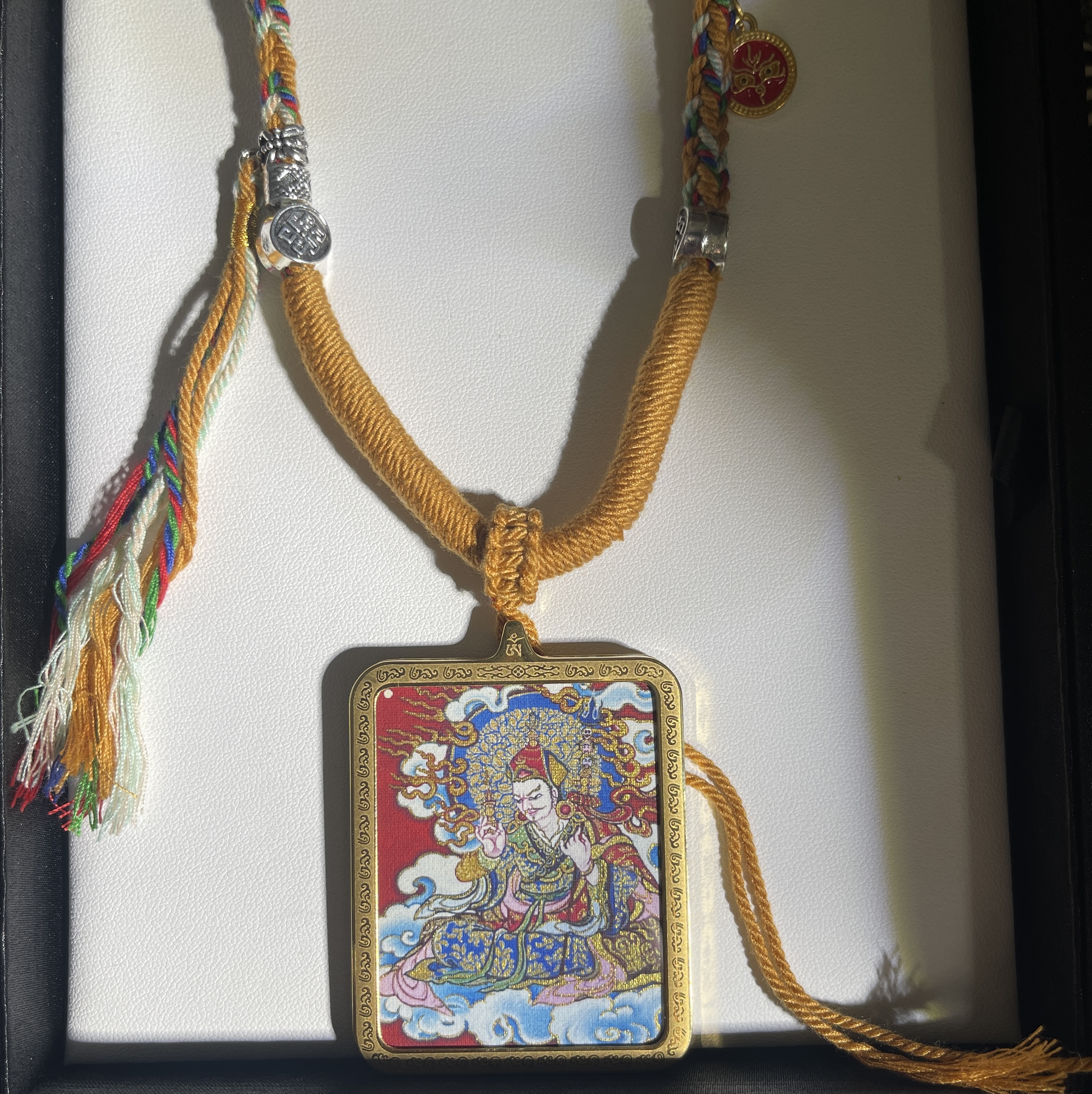 非遗手工艺画（莲花生+佛手）唐卡双面钛钢佛牌吊坠