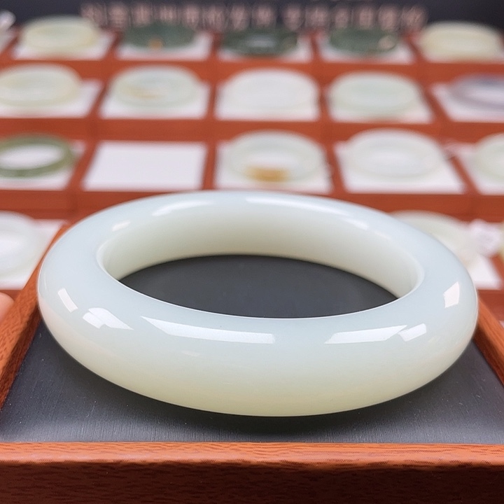 和田玉手镯未镶嵌羊脂级别