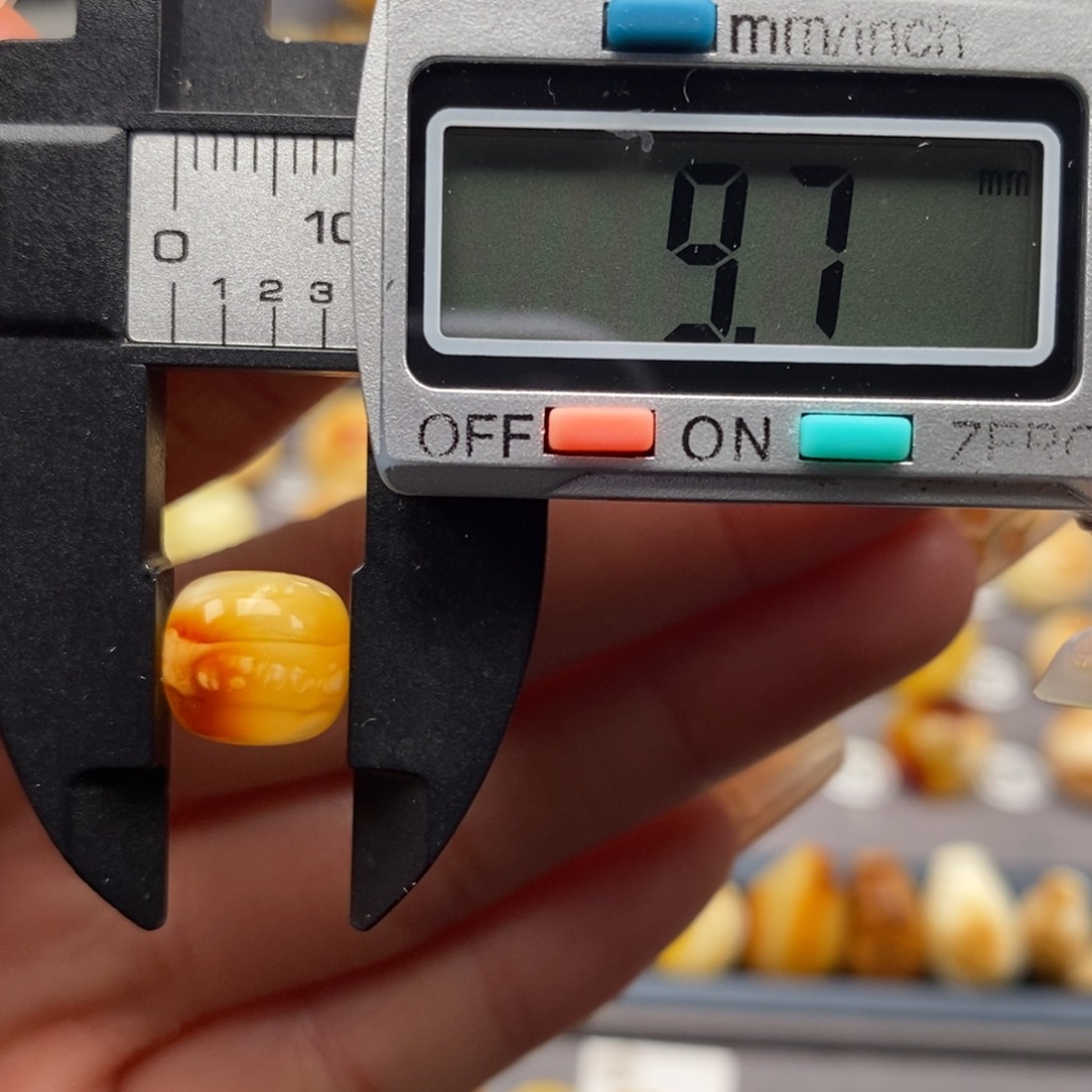 蜜蜡珠宝奇石未镶嵌（微微瑕）