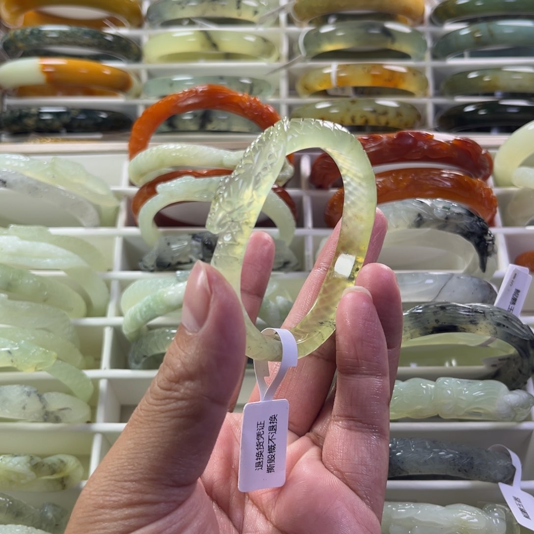 蛇纹石玉手镯未镶嵌保**鱼