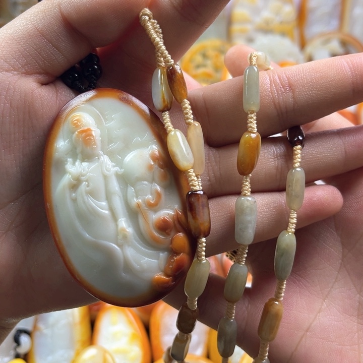 和田玉未镶嵌挂件向****吼