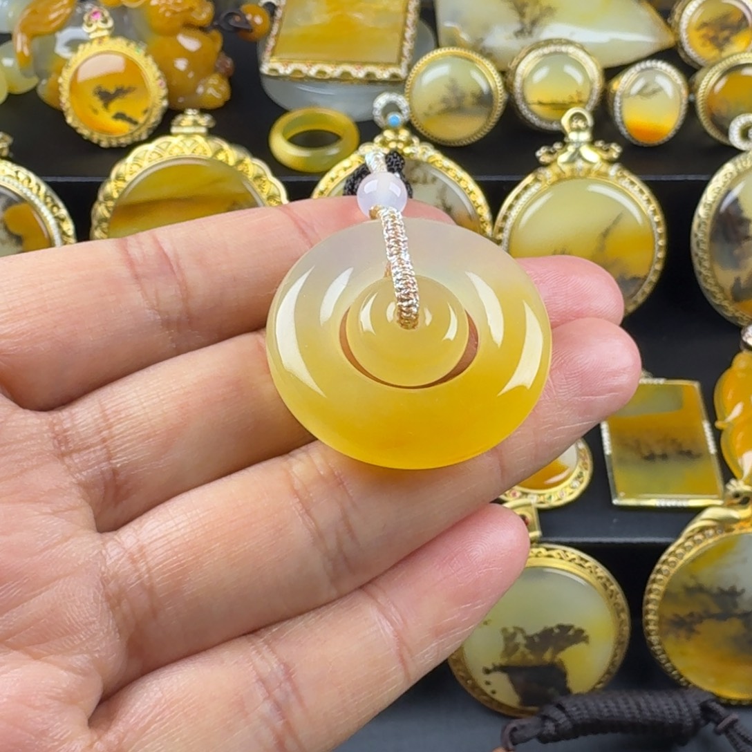 石英质玉（黄龙玉）未镶嵌颈饰