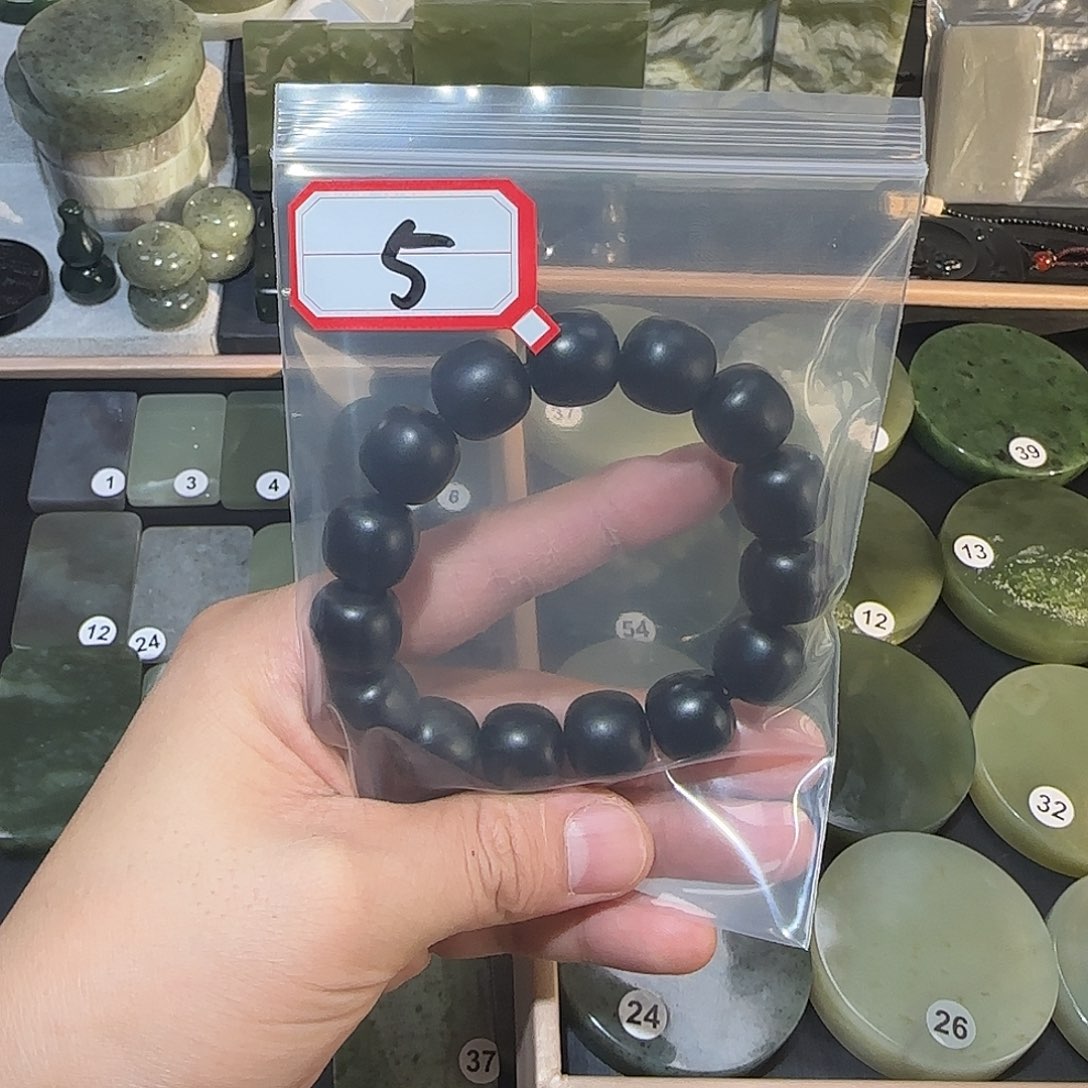 和田玉（墨玉）未镶嵌颈饰