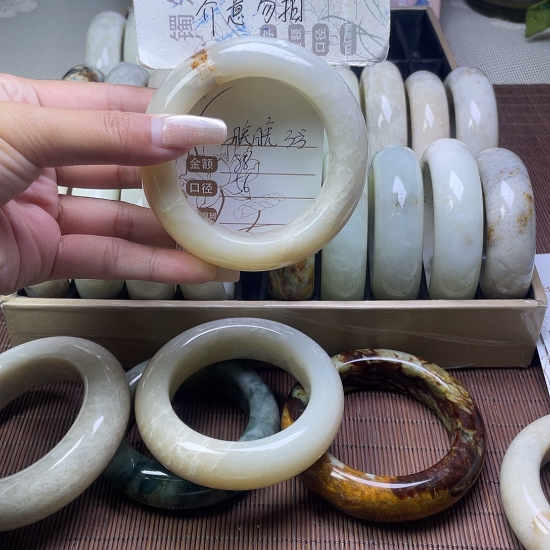 晚***号蛇纹石玉未镶嵌手镯