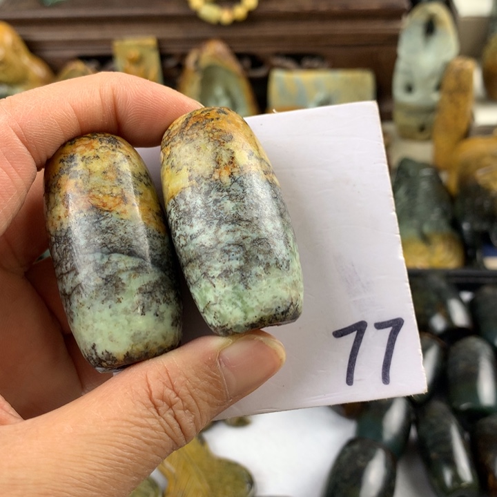 岫岩河磨玉（透闪石质玉）挂件有瑕未镶嵌酒