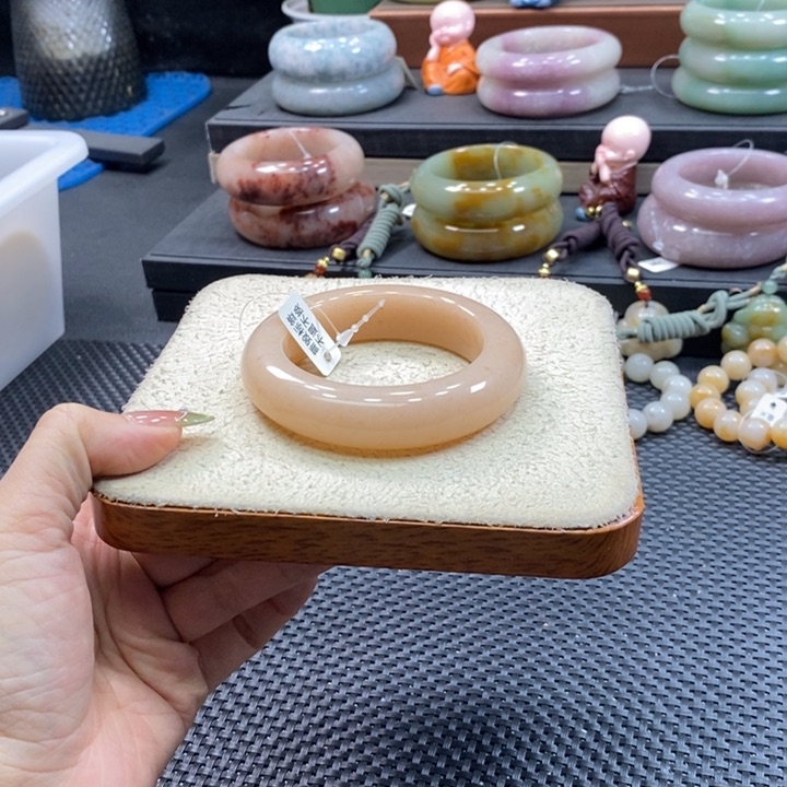 未镶嵌手镯石英岩玉