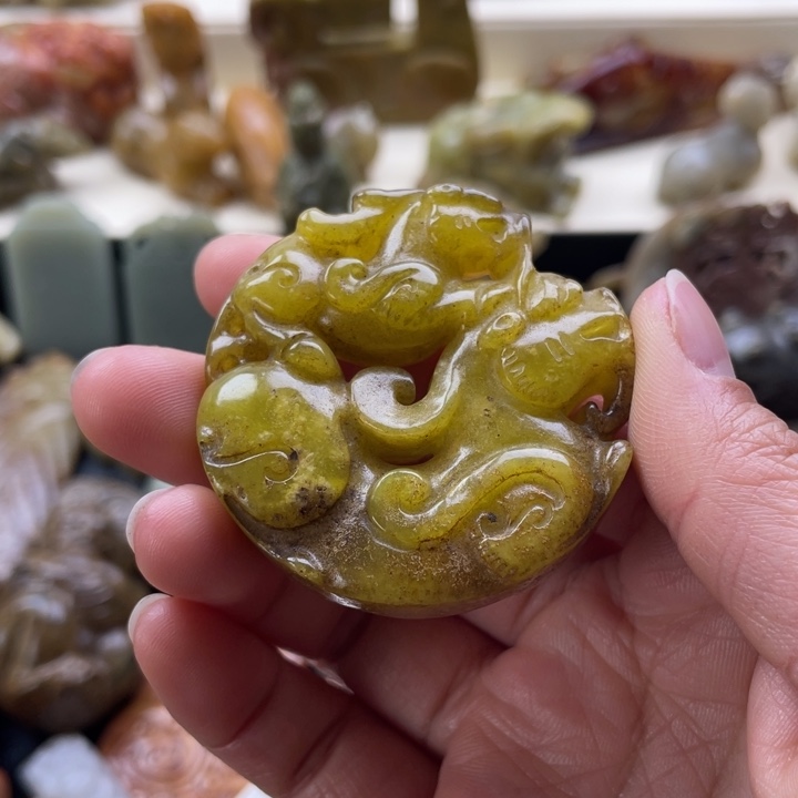 蛇纹石玉未镶嵌颈饰