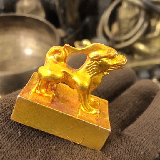 闹***命闪电购铜摆件工艺品