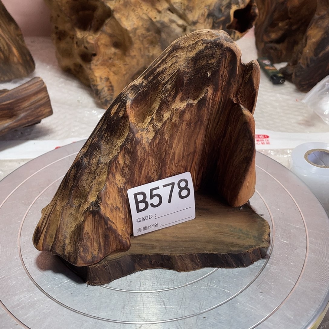 凉***水玉木（非红木类）土沉香香木摆件