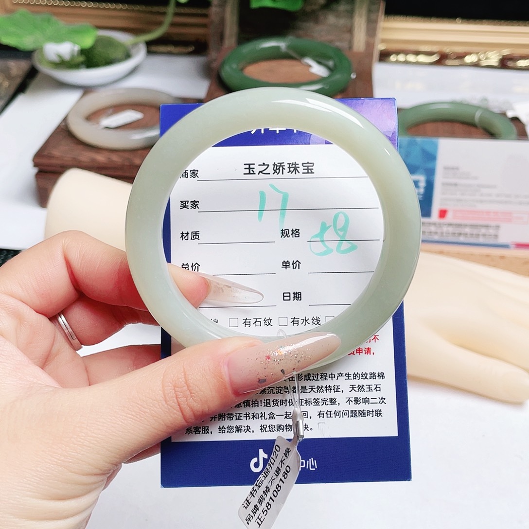 笑***然和田玉未镶嵌手镯