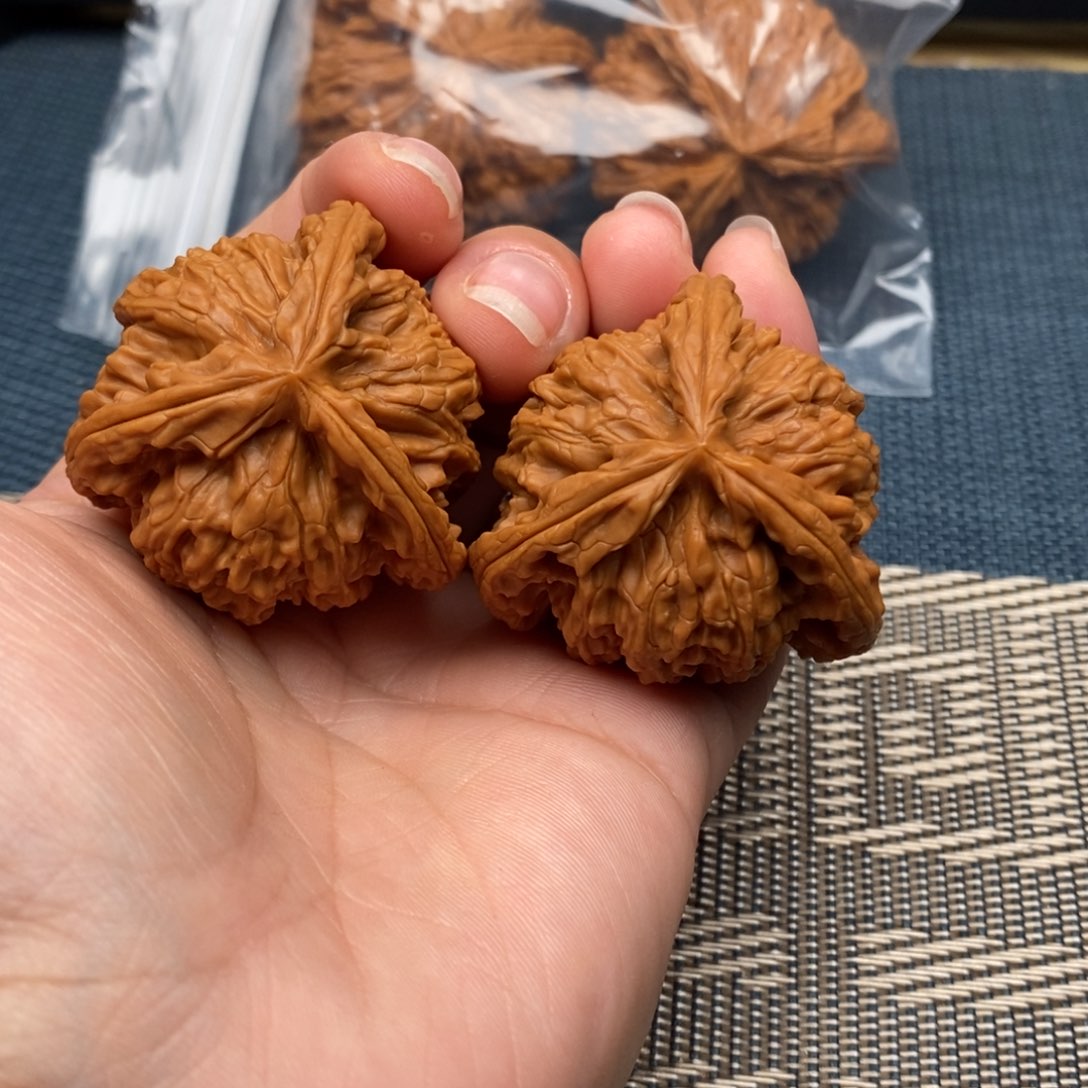 乌***水文玩核桃吊坠三棱