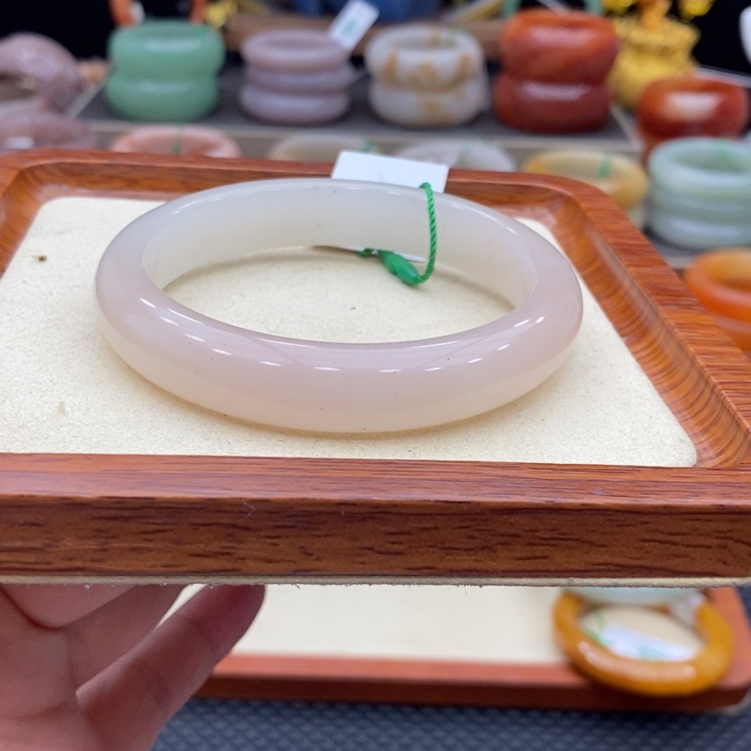 未镶嵌手镯石英质玉