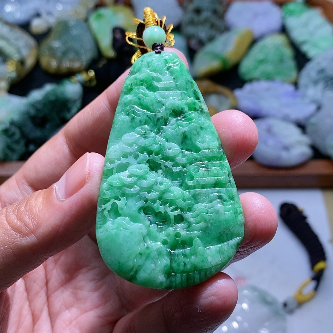 【闪购商品】翡翠颈饰未镶嵌山水