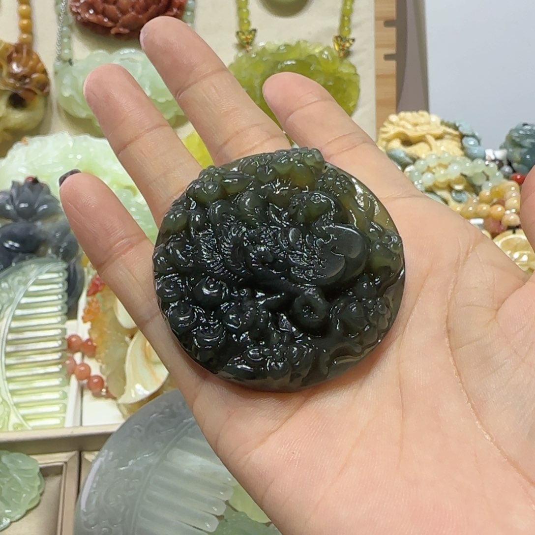 未镶嵌蛇纹石玉吊坠